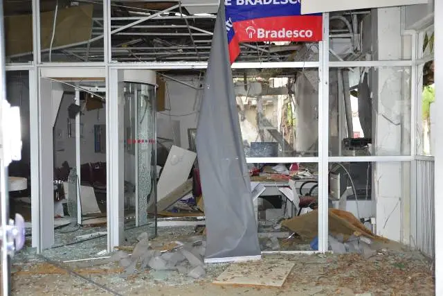Bandidos explodem três agências bancárias em Irará
