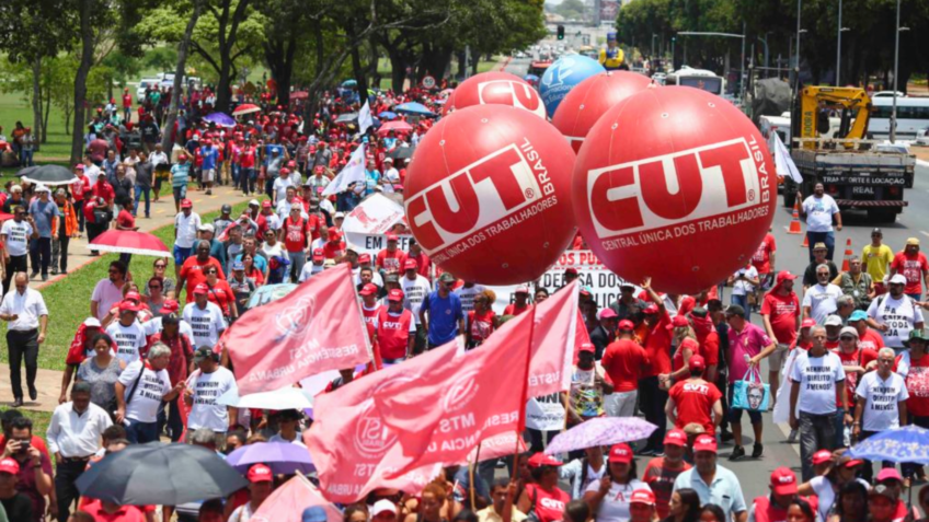 Sindicatos criticam baixo aumento de salário mínimo anunciado por Lula