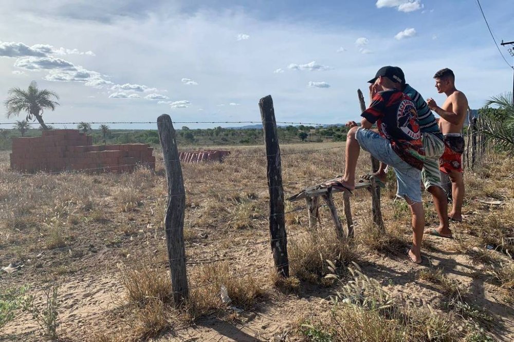 Órgãos visitam terreno para trabalhadores resgatados de vinícolas