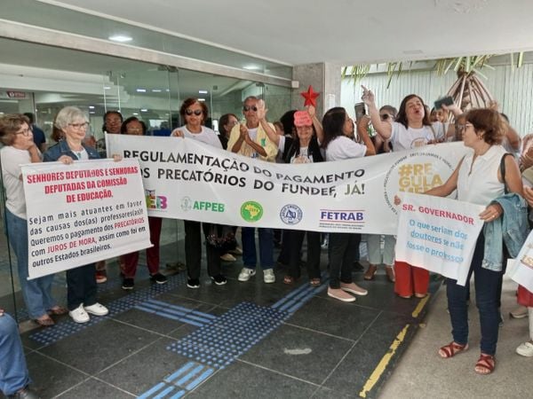 Professores fazem nova manifestação para exigir juros dos precatórios