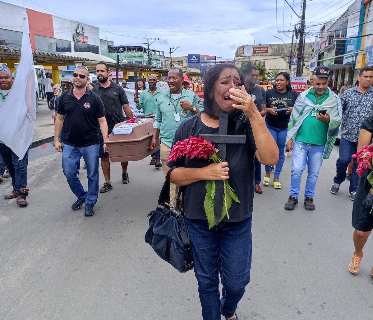 Em greve, servidores simulam enterro da gestão de prefeito de Alagoinhas