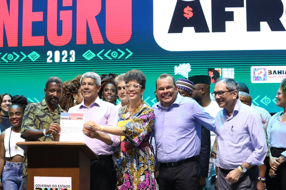 Governador da BA sanciona lei que proíbe contratação de condenados por racismo para cargos públicos