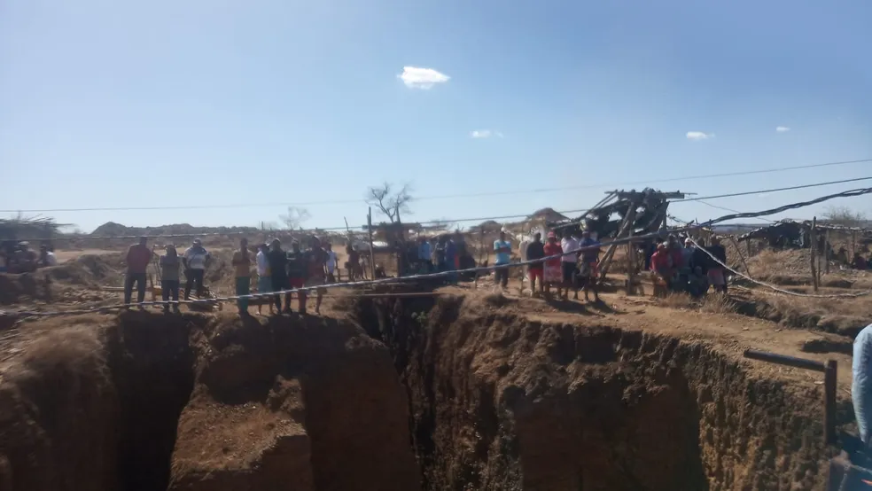 Jovem de 19 anos morre e duas pessoas ficam feridas após deslizamento de terra em garimpo de ouro na Bahia