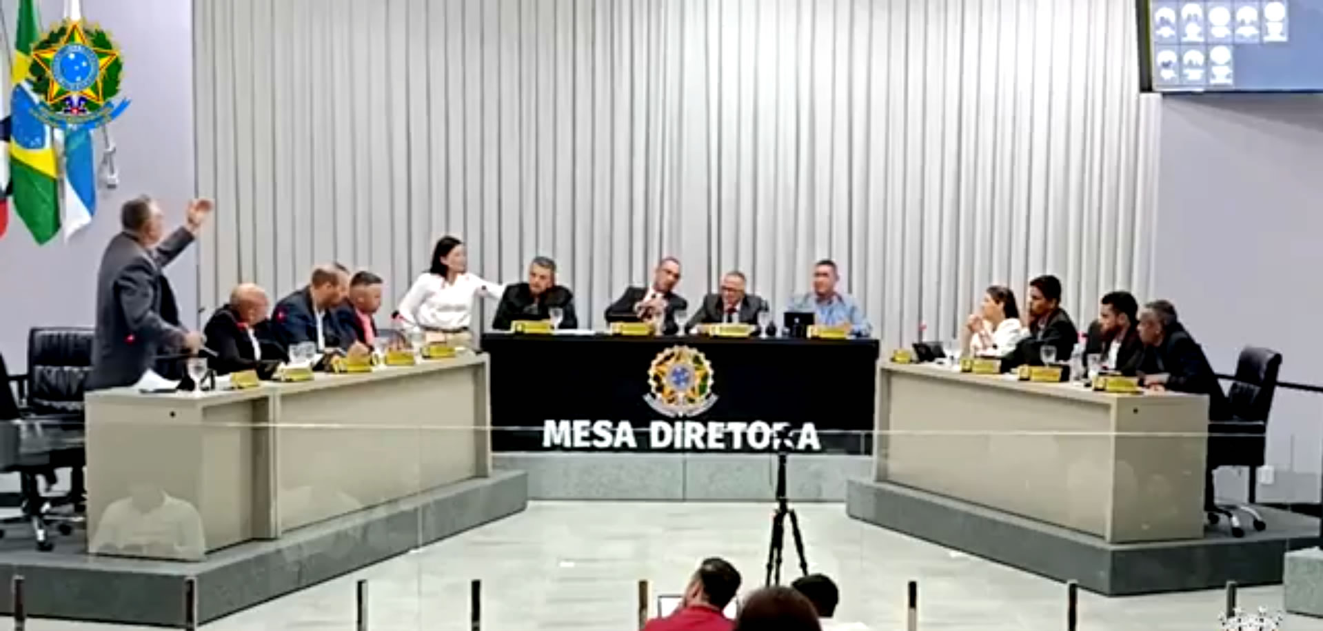 🚨 TUMULTO NA CÂMARA: PALAVRÕES, BATIDAS NA MESA E SAÍDA DA OPOSIÇÃO INTERROMPEM VOTAÇÃO EM MONTE SANTO